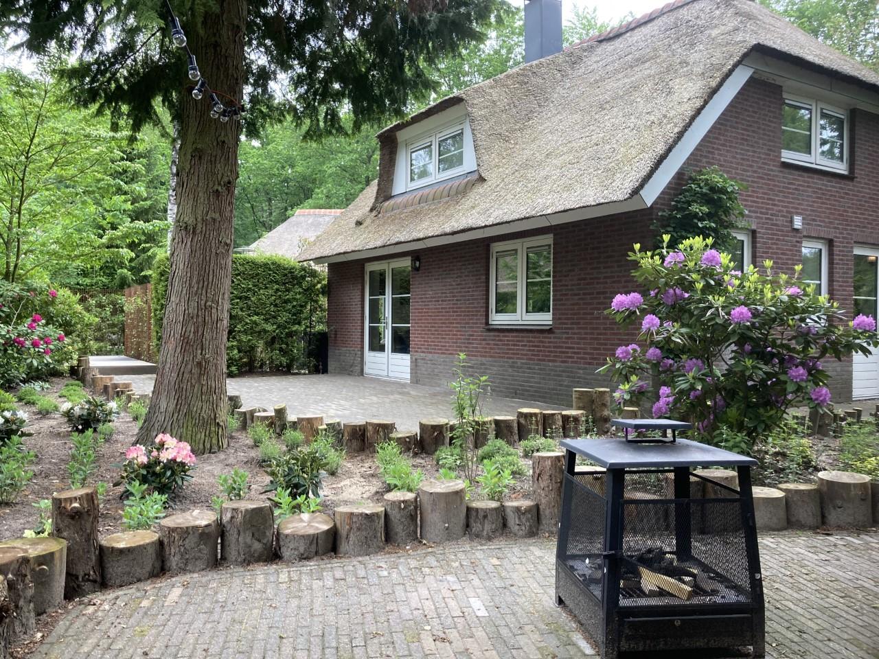 Deze prachtige 4-persoonsboerderij ligt op het rustige vakantiepark Remboe Village, midden in de Veluwse bossen. Een heerlijk plekje voor liefhebbers van natuur en rust!